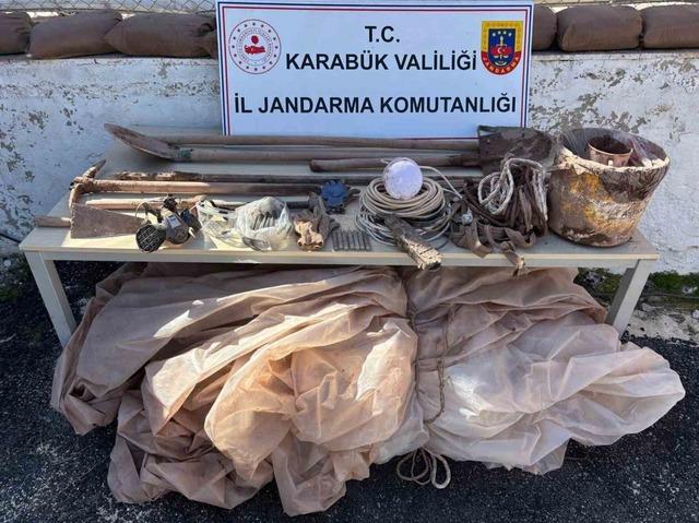 Karab&uuml;k&rsquo;te jandarmadan ka&ccedil;ak&ccedil;ılık ve uyuşturucu operasyonu: Silah, uyuşturucu ve ka&ccedil;ak telefon ele ge&ccedil;irildi 2
