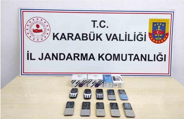 Karab&uuml;k&rsquo;te jandarmadan ka&ccedil;ak&ccedil;ılık ve uyuşturucu operasyonu: Silah, uyuşturucu ve ka&ccedil;ak telefon ele ge&ccedil;irildi 1