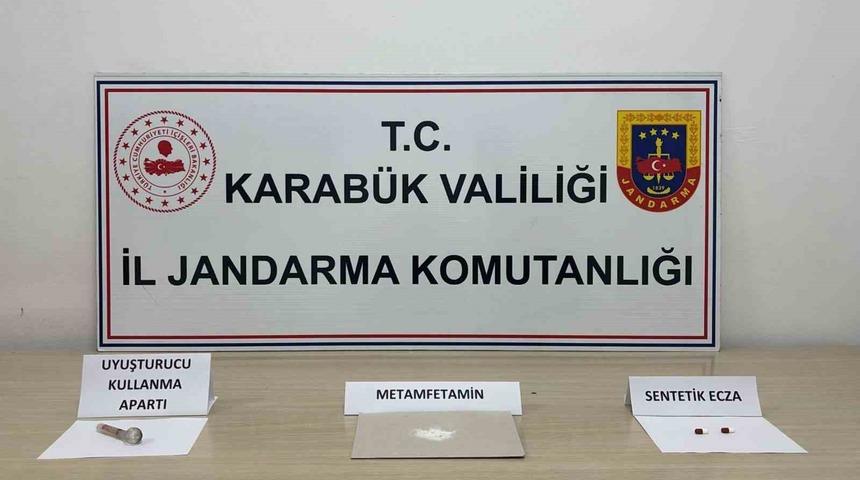 Karab&uuml;k&rsquo;te jandarmadan ka&ccedil;ak&ccedil;ılık ve uyuşturucu operasyonu: Silah, uyuşturucu ve ka&ccedil;ak telefon ele ge&ccedil;irildi