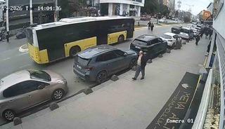 Cenazeden &ccedil;ıkıp yolun karşısına ge&ccedil;iyordu: İETT otob&uuml;s&uuml; &ccedil;arptı, hayatını kaybetti