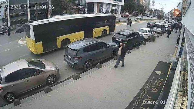 Cenazeden çıkıp yolun karşısına geçiyordu: İETT otobüsü çarptı, hayatını kaybetti