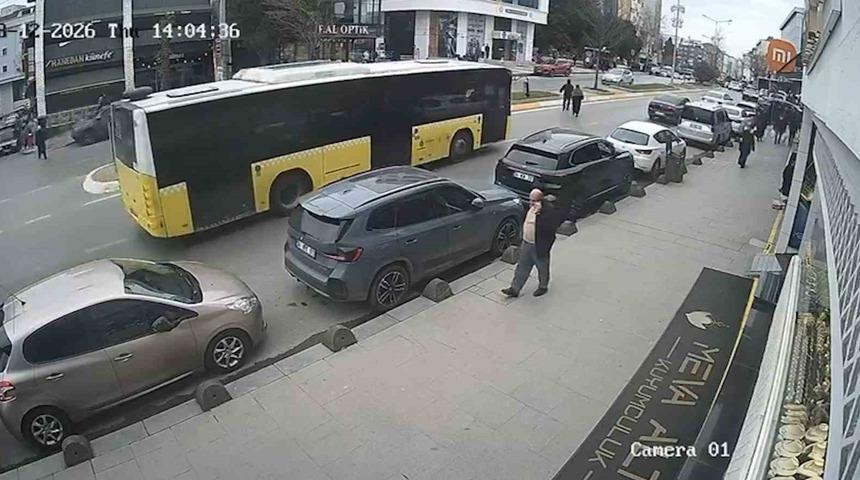 Cenazeden &ccedil;ıkıp yolun karşısına ge&ccedil;iyordu: İETT otob&uuml;s&uuml; &ccedil;arptı, hayatını kaybetti