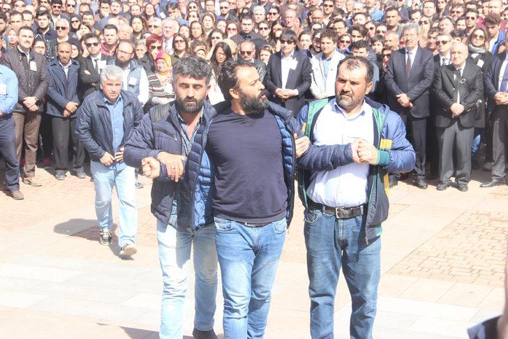 Eskişehir'deki tören alanında gerginlik! Acılı aileler rektörün üzerine yürüdü G1