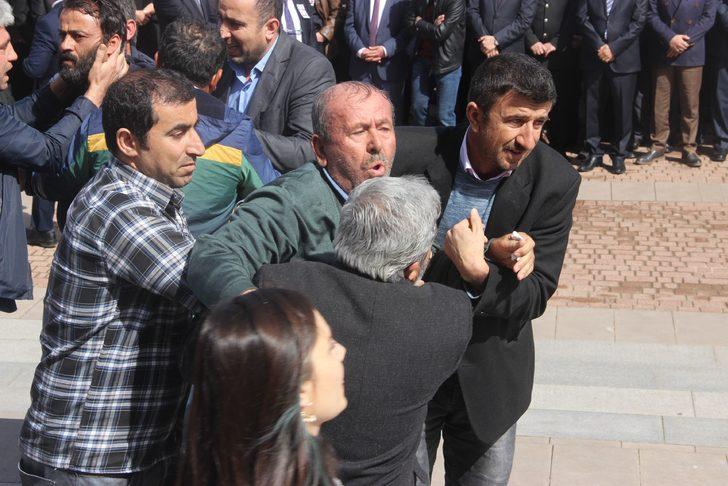 Eskişehir'deki tören alanında gerginlik! Acılı aileler rektörün üzerine yürüdü G3