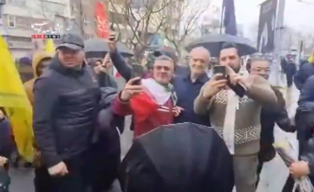 Savaşın ortasında g&ouml;vde g&ouml;sterisi! İsrail bombaları d&uuml;şerken, Pezeşkiyan ve Erak&ccedil;i sokaklara &ccedil;ıktı 2