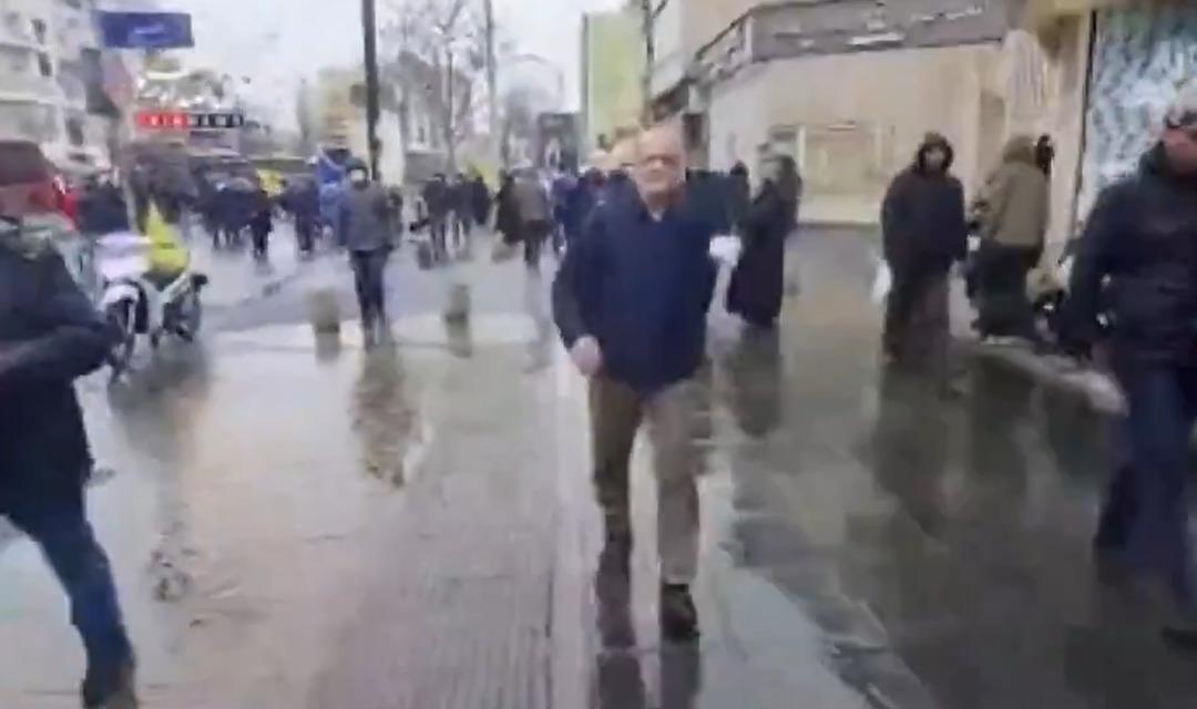 Savaşın ortasında g&ouml;vde g&ouml;sterisi! İsrail bombaları d&uuml;şerken, Pezeşkiyan ve Erak&ccedil;i sokaklara &ccedil;ıktı 1