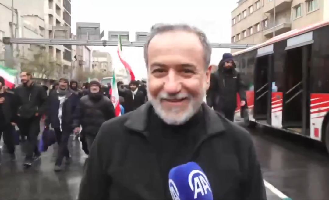 Savaşın ortasında g&ouml;vde g&ouml;sterisi! İsrail bombaları d&uuml;şerken, Pezeşkiyan ve Erak&ccedil;i sokaklara &ccedil;ıktı 3