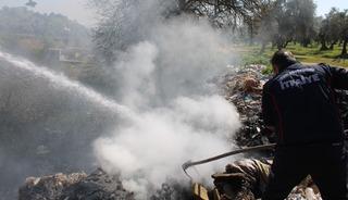 &Ccedil;&ouml;pl&uuml;k alanda &ccedil;ıkan yangın ekipleri harekete ge&ccedil;irdi