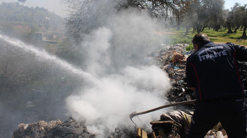 &Ccedil;&ouml;pl&uuml;k alanda &ccedil;ıkan yangın ekipleri harekete ge&ccedil;irdi
