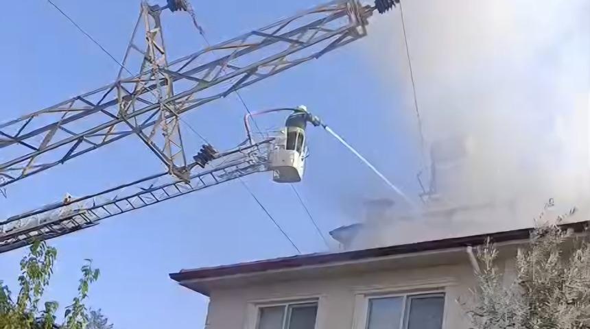 Muğla'da &uuml;zerine elektrik direği devrilen evde yangın
