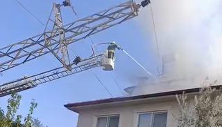 Muğla'da &uuml;zerine elektik direği devrilen evde yangın &ccedil;ıktı
