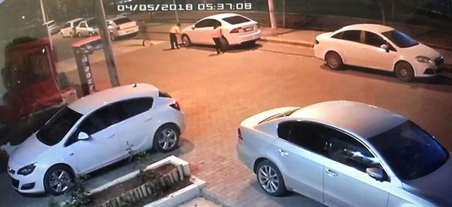 Park halindeki 12 otomobilin lastiğinin kesilmesi kamerada