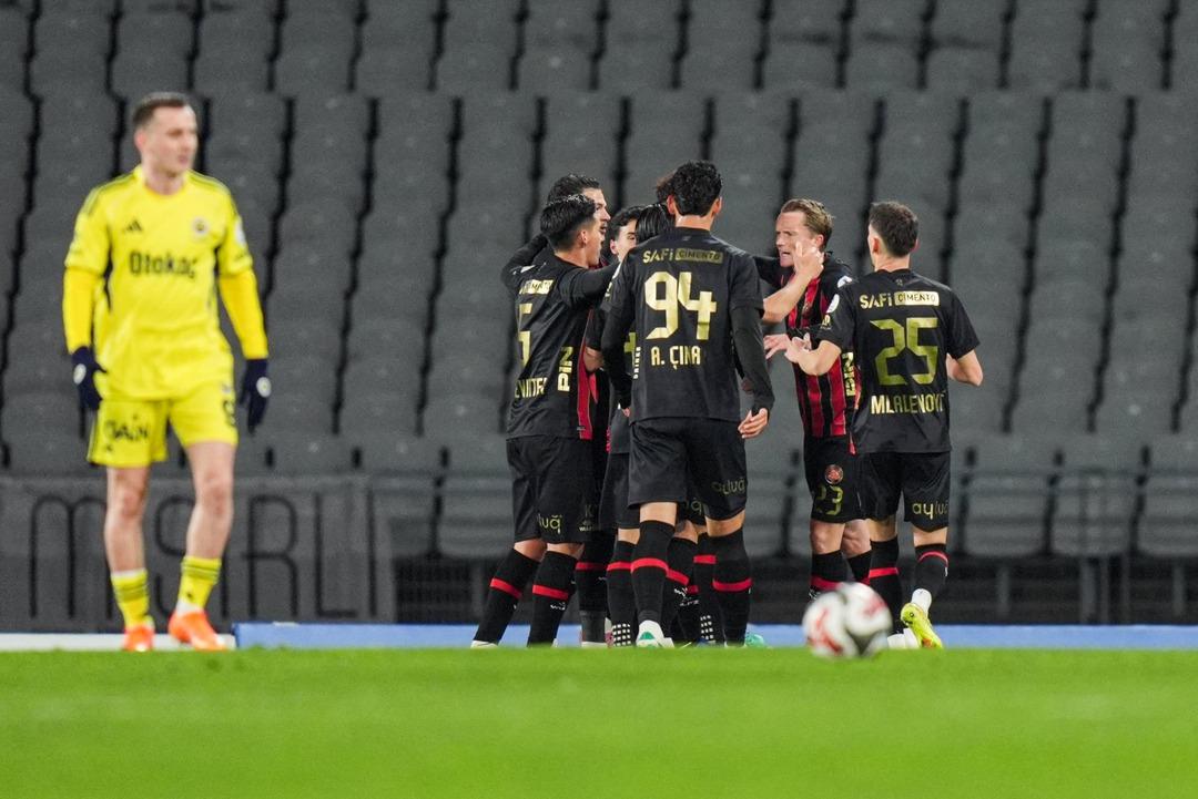 Fenerbah&ccedil;e, Fatih Karag&uuml;mr&uuml;k deplasmanında ilk yarıya geride girdi! Taraftarlar yıldız ismi yerin dibine soktu 3