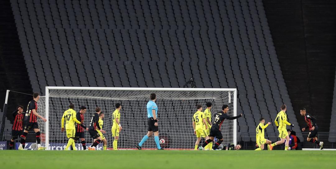 Fenerbah&ccedil;e, Fatih Karag&uuml;mr&uuml;k deplasmanında ilk yarıya geride girdi! Taraftarlar yıldız ismi yerin dibine soktu 1