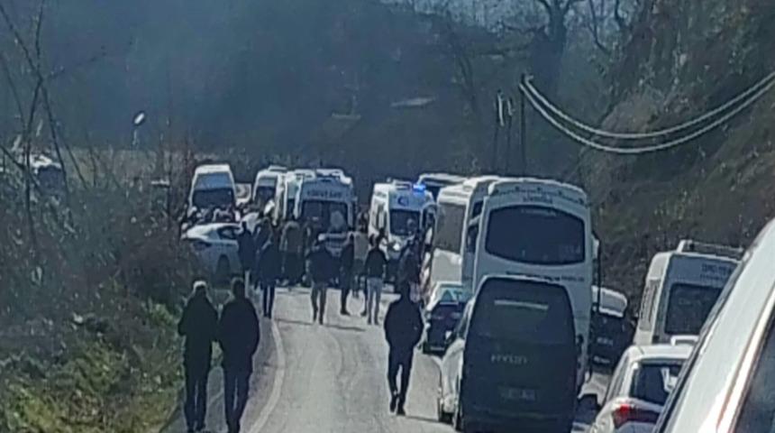 Zonguldak'ta iş&ccedil;i servisi ile otomobil &ccedil;arpıştı: 13 yaralı