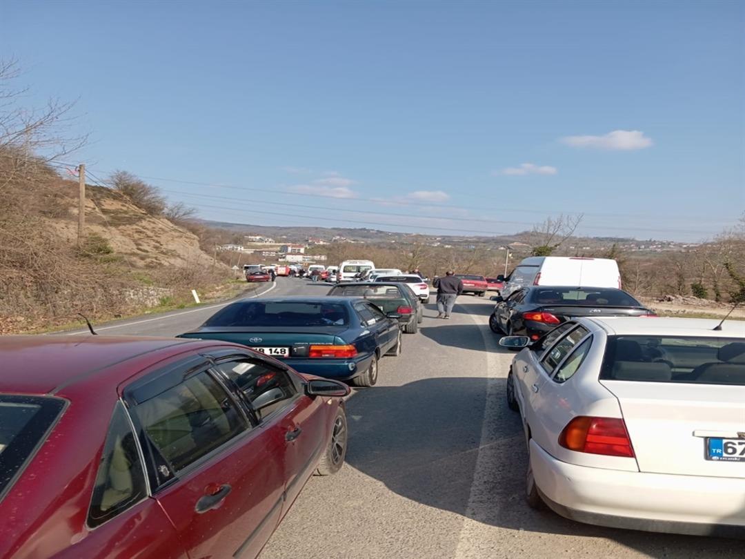 Zonguldak ta iş&ccedil;i servisi ile otomobil &ccedil;arpıştı: 13 yaralı 2