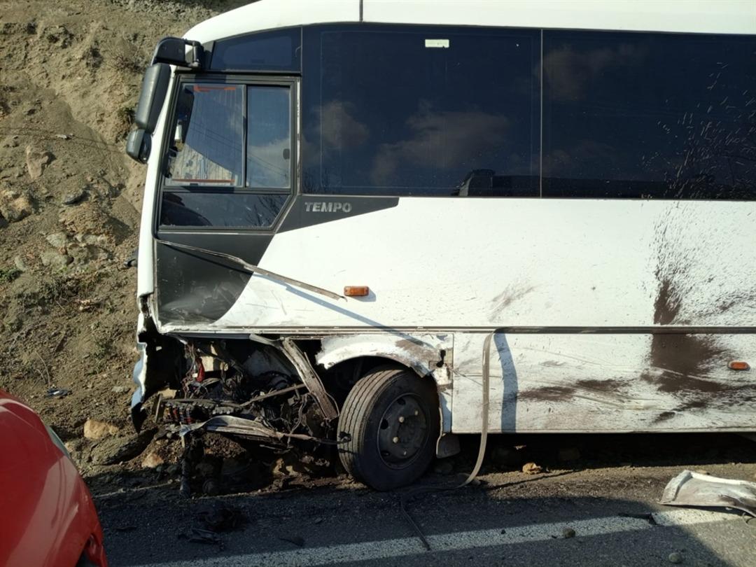 Zonguldak ta iş&ccedil;i servisi ile otomobil &ccedil;arpıştı: 13 yaralı 3