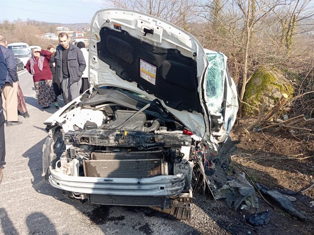 Zonguldak ta iş&ccedil;i servisi ile otomobil &ccedil;arpıştı: 13 yaralı 1