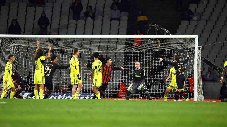 Fenerbah&ccedil;e'ye zirve yolunda b&uuml;y&uuml;k şok! Fatih Karag&uuml;mr&uuml;k rakibini ge&ccedil;ti