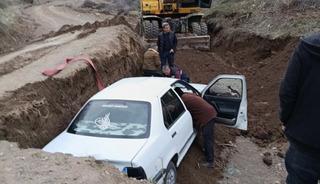 Elazığ&rsquo;da &ccedil;ukura d&uuml;şen ara&ccedil; kurtarıldı