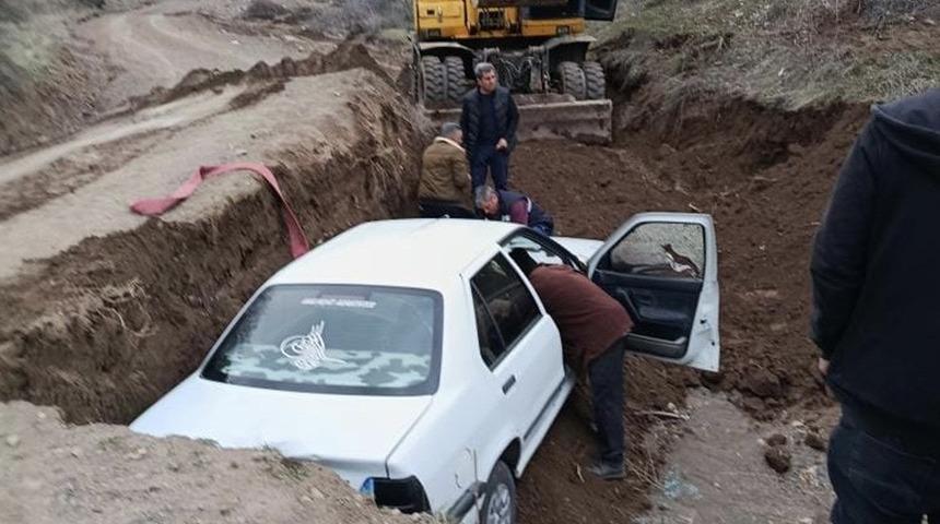 Elazığ&rsquo;da &ccedil;ukura d&uuml;şen ara&ccedil; uzun uğraşlar sonucu kurtarıldı