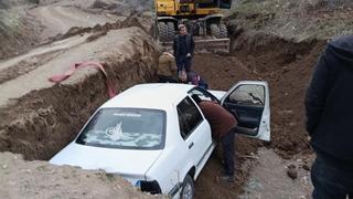 Elazığ’da çukura düşen araç uzun uğraşlar sonucu kurtarıldı