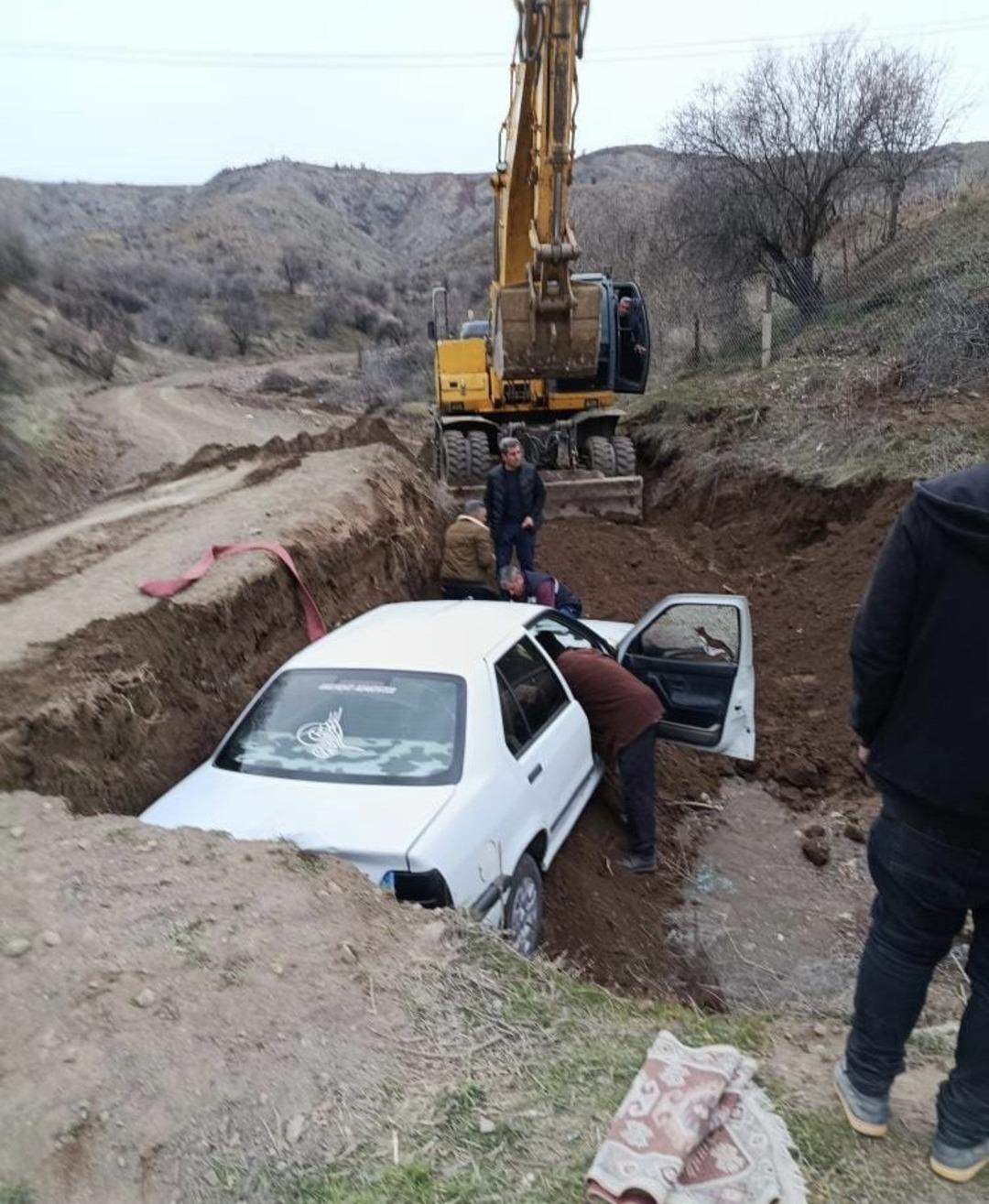 Elazığ&rsquo;da &ccedil;ukura d&uuml;şen ara&ccedil; uzun uğraşlar sonucu kurtarıldı 1