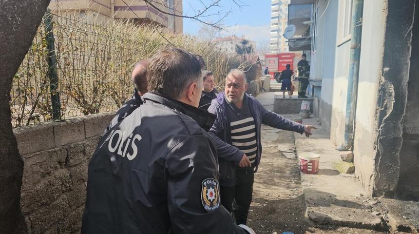 Kendini tehlikeye atan polis yangının b&uuml;y&uuml;mesini &ouml;nledi