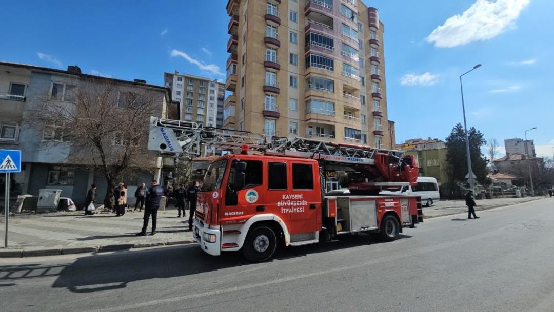 Kendini tehlikeye atan polis yangının b&uuml;y&uuml;mesini &ouml;nledi 3