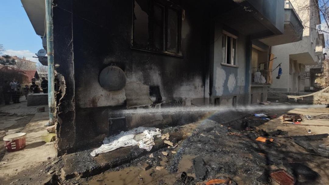 Kendini tehlikeye atan polis yangının b&uuml;y&uuml;mesini &ouml;nledi 2