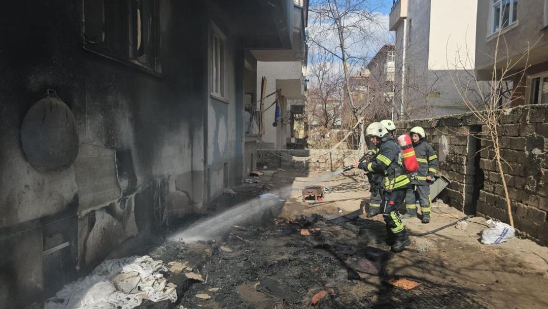 Kendini tehlikeye atan polis yangının b&uuml;y&uuml;mesini &ouml;nledi 1