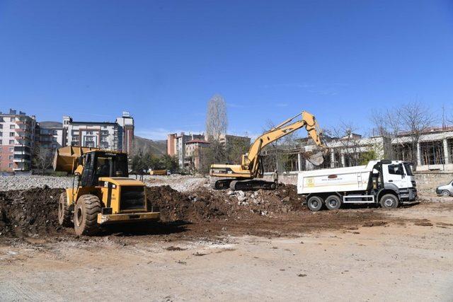 Muş Belediyesi Kent Meydanında hafriyat çalışması başlattı