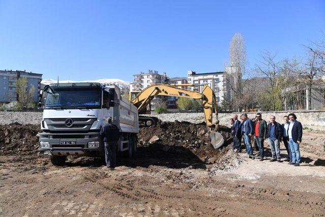 Muş Belediyesi Kent Meydanında hafriyat çalışması başlattı