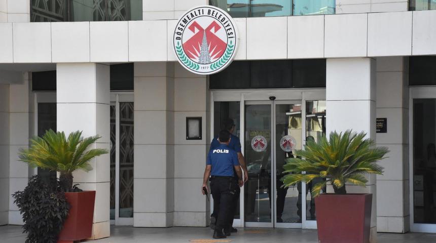 D&ouml;şemealtı Belediyesine y&ouml;nelik soruşturmada 2 ş&uuml;pheli tutuklandı