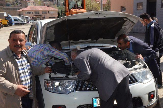 Aracın motoruna giren yavru keçi kurtarıldı