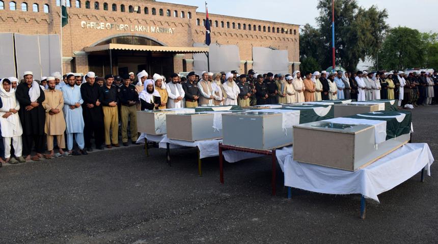 Pakistan'da polis aracının yakınında meydana gelen patlamada 7 polis &ouml;ld&uuml;