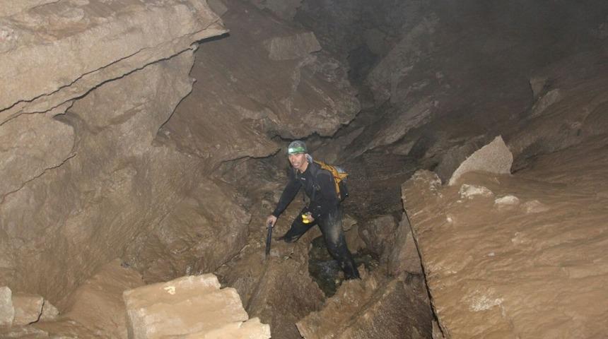 Hakkarili dağcılar Derecikte mağara keşfettiler