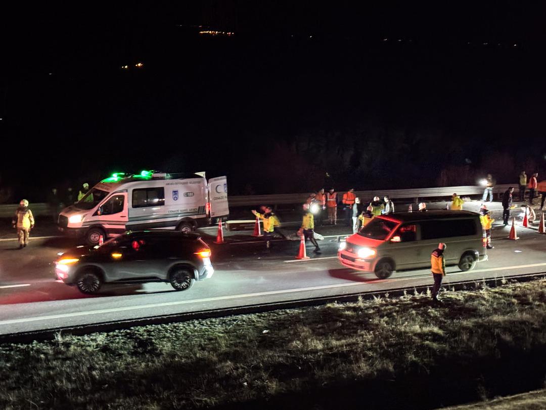 Ankara da yolcu otob&uuml;s&uuml; kaza yaptı! Hostes &ouml;ld&uuml;, yaralılar var 1