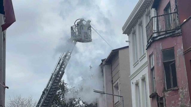 Fatih te yangın: &Ouml;l&uuml; ve yaralılar var 2