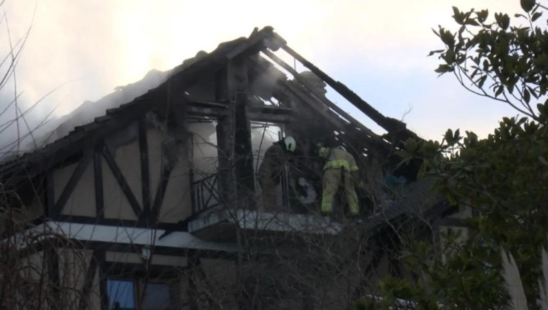 Riva daki villasında &ccedil;ıkan yangının nedeni belli oldu! Aslıhan Karalar a&ccedil;ıkladı 1