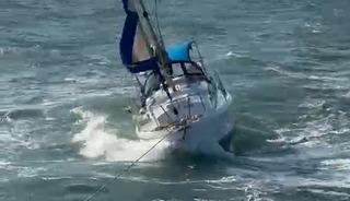 &Ccedil;anakkale'de s&uuml;r&uuml;klenen yelkenlinin yardımına balık&ccedil;ı teknesi koştu