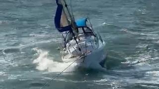 Çanakkale'de sürüklenen yelkenlinin yardımına balıkçı teknesi koştu