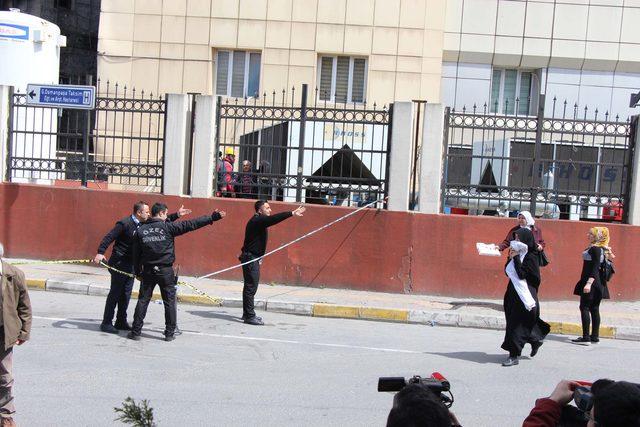 Yangın çıkan hastanede kaplama malzemeleri düştü; çevredekiler tehlike atlattı