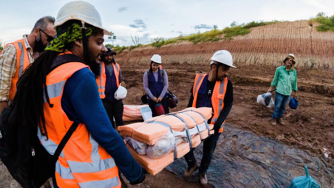 Kazı sırasında ortaya &ccedil;ıktı! Dev dinozor t&uuml;r&uuml; keşfedildi: Bir kemiği bile insan boyutunda 4