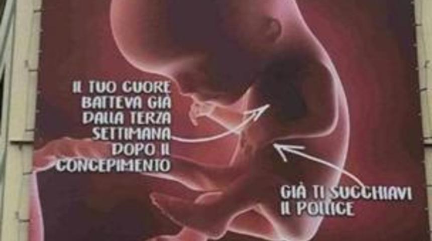 Roma'da kürtaj karşıtı dev afişe kadın örgütlerinden tepki