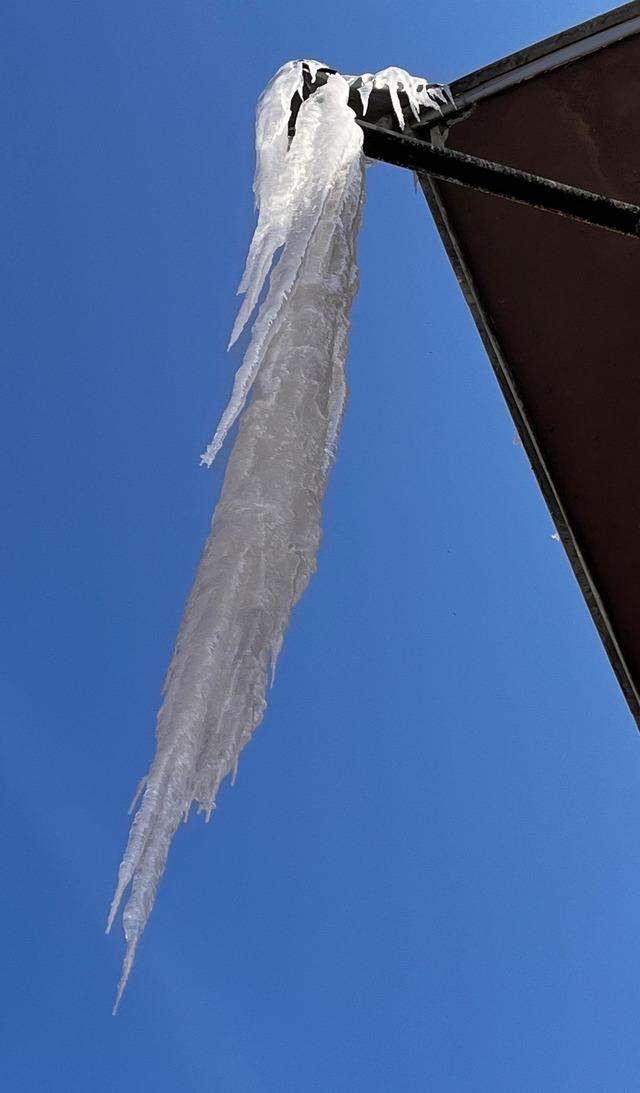 Ardahan&rsquo;da binalardan sarkan dev buz k&uuml;tleleri temizleniyor 8