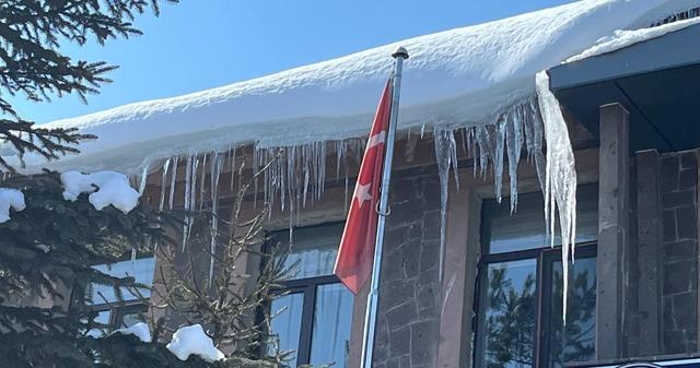 Ardahan&rsquo;da binalardan sarkan dev buz k&uuml;tleleri temizleniyor 7