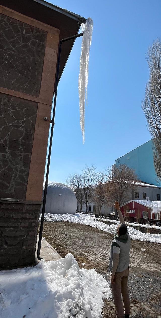 Ardahan&rsquo;da binalardan sarkan dev buz k&uuml;tleleri temizleniyor 6