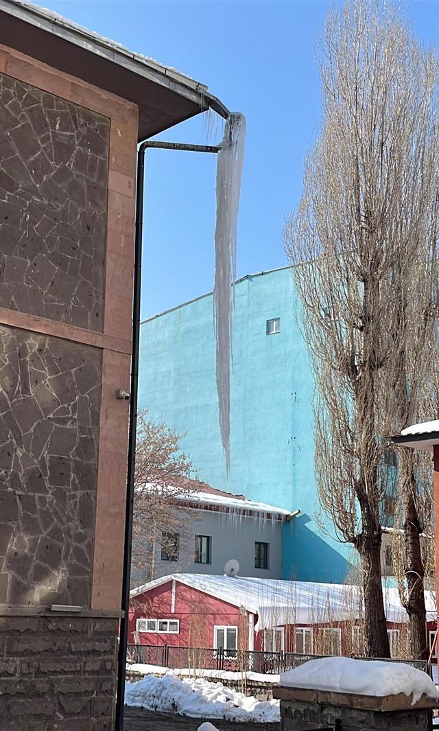 Ardahan&rsquo;da binalardan sarkan dev buz k&uuml;tleleri temizleniyor 5