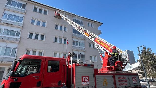 Ardahan&rsquo;da binalardan sarkan dev buz k&uuml;tleleri temizleniyor 4